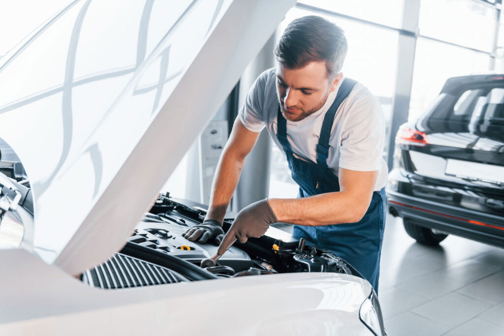 Mechaniker führt erforderliche Arbeiten für die DPF Reinigung durch